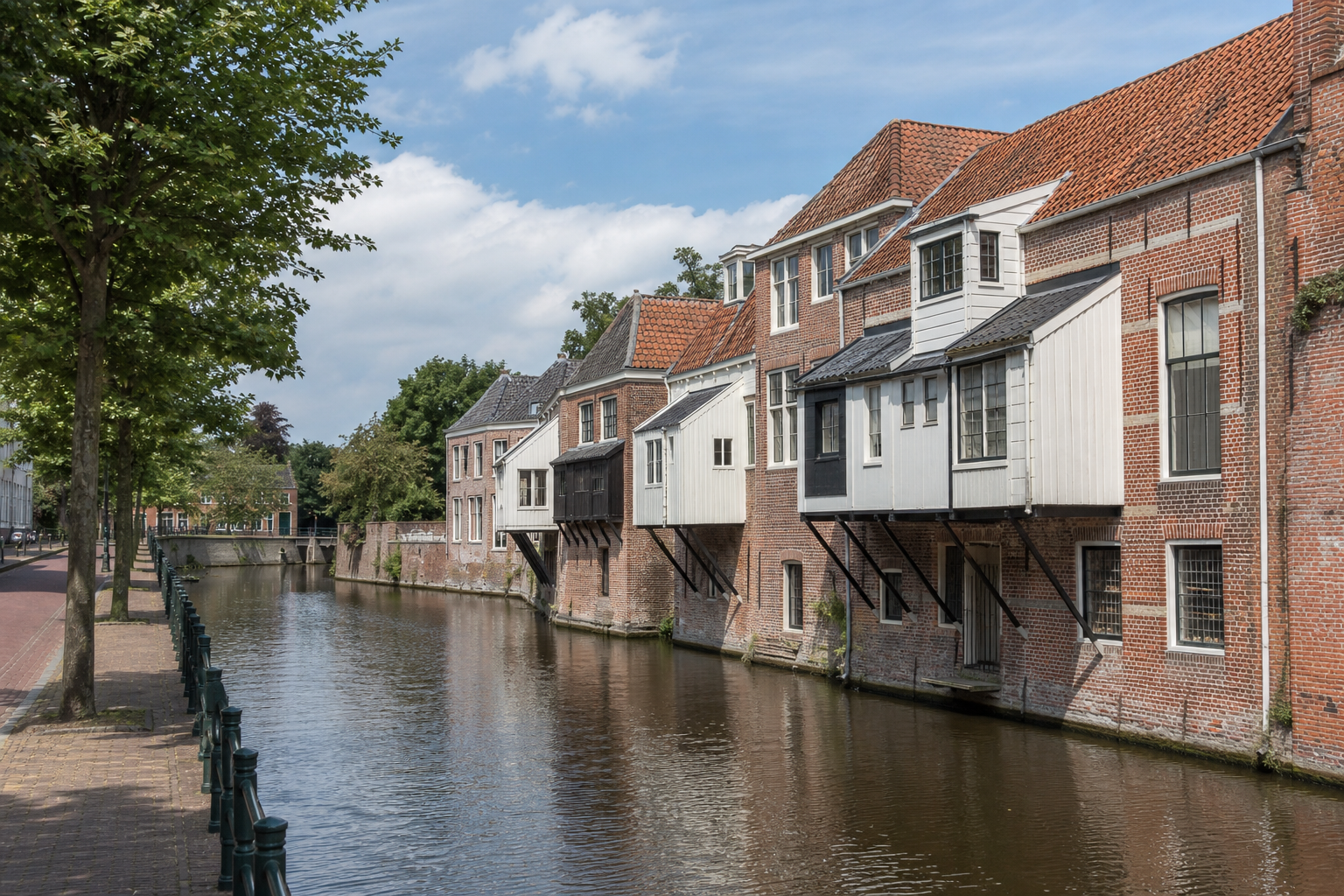 Hangende keukens aan historische panden boven het water in Appingedam