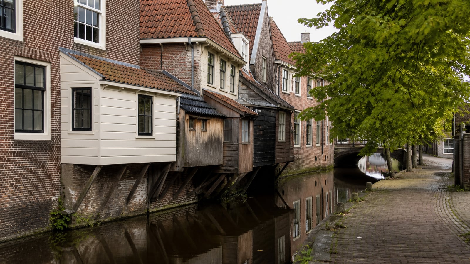 De historische hangende keukens van Appingedam aan een rustige gracht